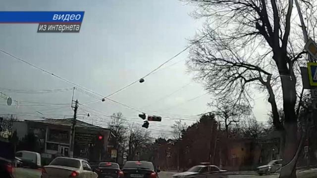 Пьяный водитель прокатил на капоте полицейского в Симферополе