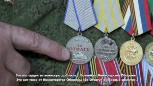 Ветеран СВО поет песню под гитару