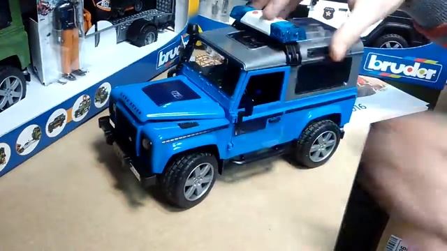 Полицейский внедорожник Land Rover Defender Station Wagon с фигуркой Bruder 02 5 смотреть онлайн