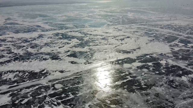 Endless ice expanses of Lake Baikal \ Бескрайние ледяные просторы озера Байкал. смотреть онлайн
