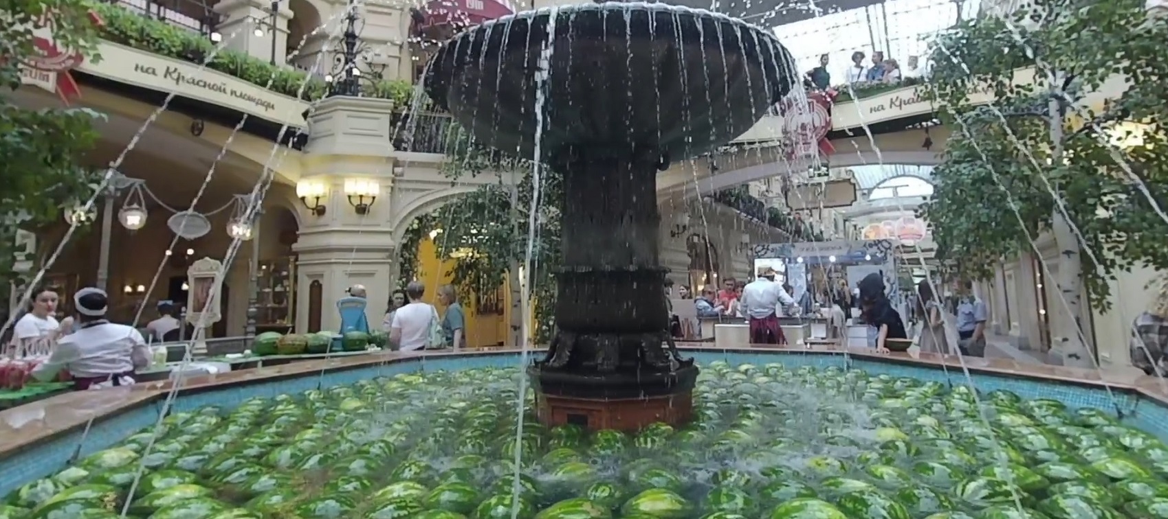 Прогулка по ГУМ в Москве.