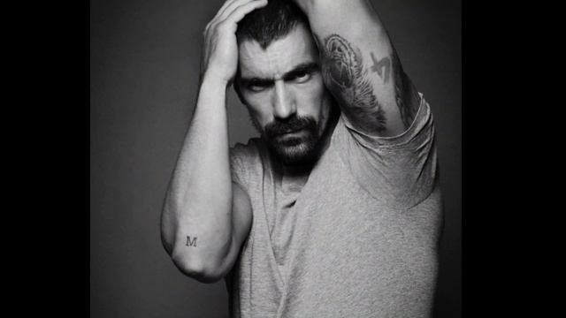 ¡Ibrahim Çelikkol Y Birce Akalay Se Besaron En La Playa! ¡Momentos íntimos!