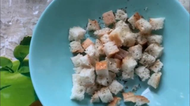 Салат з пекінської капусти мяса та сухариків.