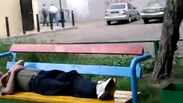 бухой на лавке Долгопрудный! смотреть онлайн