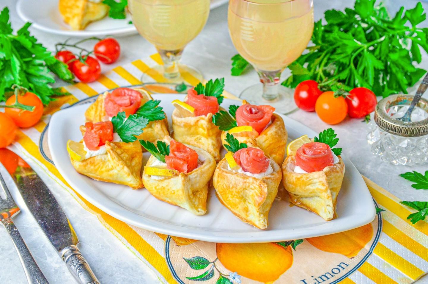 КАК ПРИГОТОВИТЬ ЗАКУСКУ ИЗ СЛОЕНОГО ТЕСТА С КРАСНОЙ РЫБОЙ смотреть онлайн