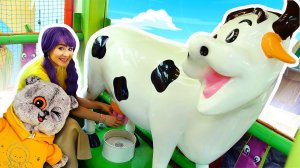 Кот Дымок на детской ферме — доим корову! Развивающие видео для детей про игрушки