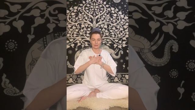 Инициирующие мантры в традиции Кундалини Йоги. Для чего мы поем мантры в начале практики? смотреть онлайн