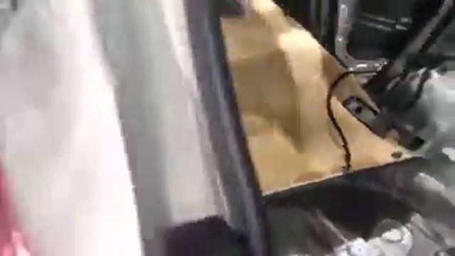 Шума в салоне Киа Спортейдж явно не занимать, заводской вариант звукоизоляции совсем не серьезный смотреть онлайн