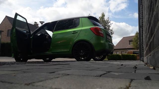 Skoda Fabia vRS MKII cold start +little rev смотреть онлайн