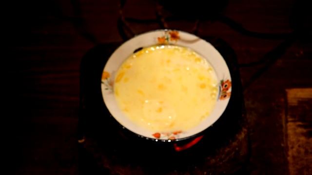 ПЫШНЫЙ ОМЛЕТ, ОТЖАРИЛ ЯЙЦА С МОЛОКОМ В ЧАШКЕ смотреть онлайн