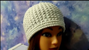 Шапочка очень красивым узором крючком. Шапочка для начинающих. (720p).mp4