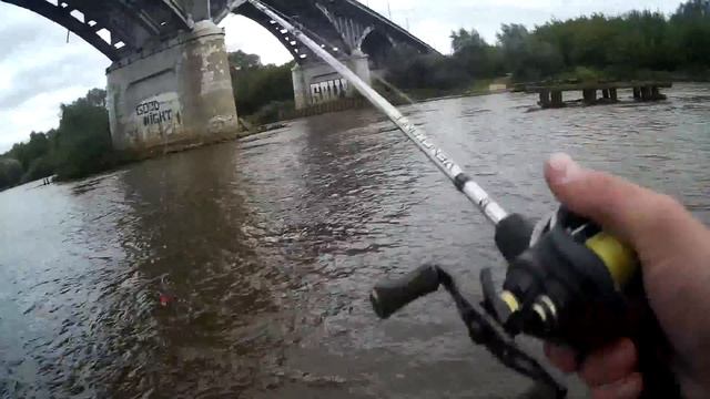 Разведка реки Клязьма под мостом у города Владимир смотреть онлайн