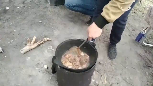 ПЛОВ в ЛЕСУ на КОСТРЕ в КАЗАНЕ! ЛЕГКИЙ СПОСОБ. смотреть онлайн