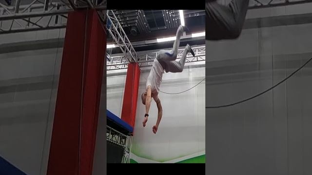 Сальто назад в замедлении