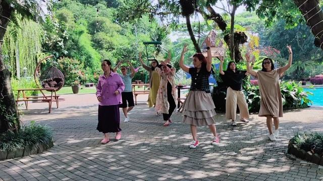 Quedate Bachata Line Dance (Choreo by Duma Kristina & Lily Kho) Danced by Mely Squad смотреть онлайн
