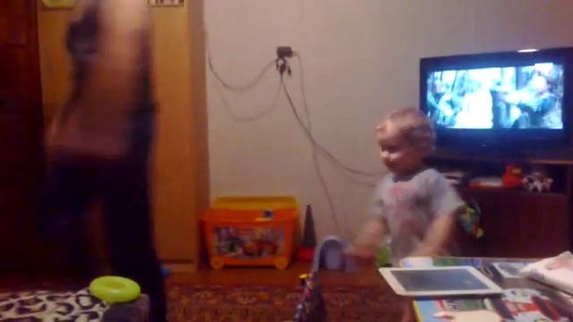 Папа и сын танцы на позитивчике! смотреть онлайн