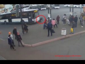 Рейсовый автобус сбил бабушку и проехал прямо по ней на автовокзале Коломны.