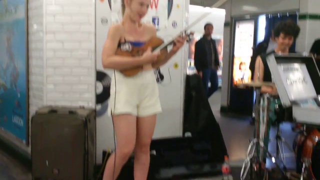 СКРИПАЧКА ИГРАЕТ В МЕТРО ► Отличный Дуэт С Барабанщиком смотреть онлайн