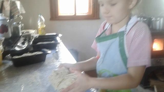 Маша готовит к выпечке теста смотреть онлайн