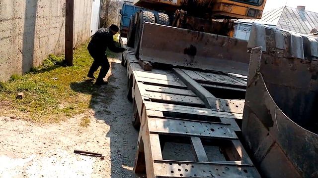 3 колёсный экскаватор.