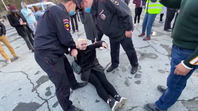 В Кургане задержанную за лозунг «Позор!» девушку утащили за руки и ноги смотреть онлайн