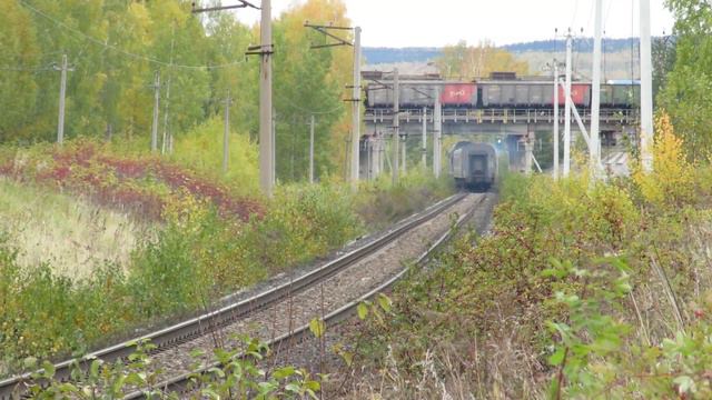 «Половина» тепловоза 2ТЭ116К-1355 с пассажирским поездом смотреть онлайн