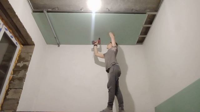 Креплю гипсокартон 12мм на потолок в одиночку