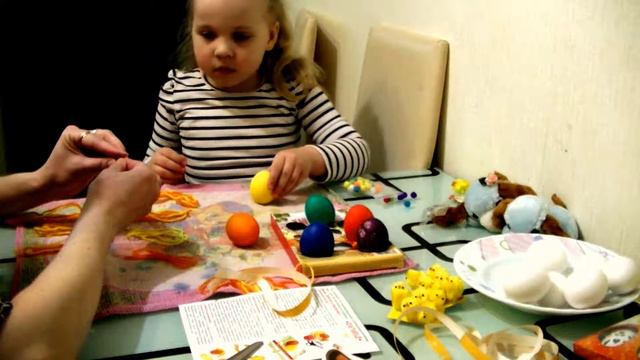 Красим яйца к Пасхе. Весёлый хоровод.We paint eggs for Easter. A merry round dance. смотреть онлайн