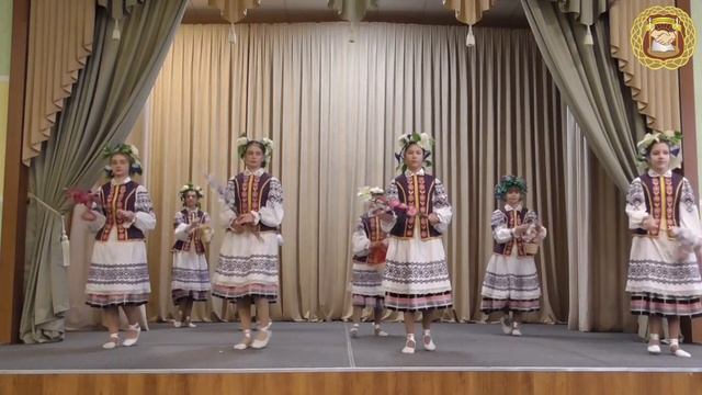 Цветочное поздравление с первым днём весны от танцевального коллектива "Карамель " смотреть онлайн