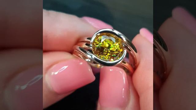 Кольцо золотое с необыкновенным природным сфеном смотреть онлайн