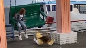 Девочка упала с качели!!!