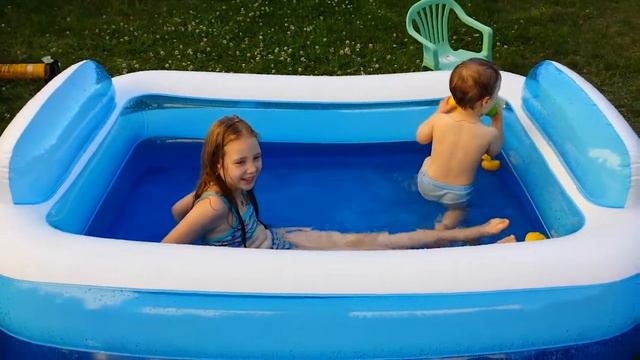 Маркуша жадина. София и Марк принимают водные ванны. смотреть онлайн