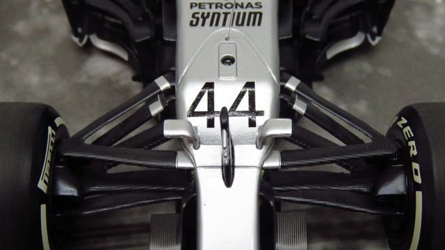 Mercedes W08 vs W10 - Valentino Rossi & Lewis Hamilton - 1:18 model car comparison смотреть онлайн