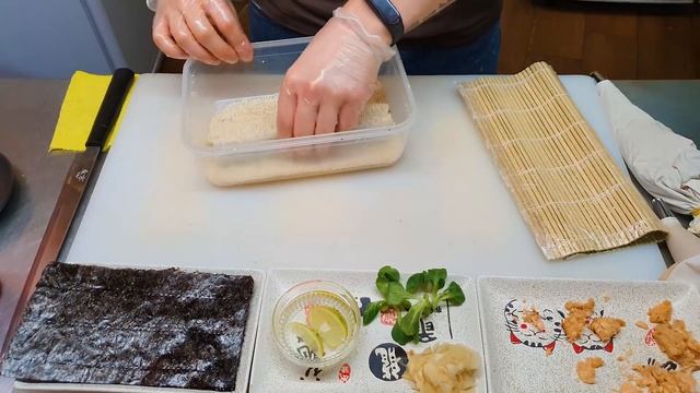 Ролл с жаренным лососем. Вкусный рецепт. Sushi Roll смотреть онлайн