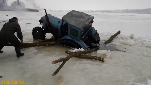 УШЁЛ ПОД ЛЕД. ПРОВАЛИЛСЯ ПОД ЛЕД. УТОПИЛИ МАШИНУ. КАК ВЫТАЩИТЬ ТРАКТОР. смотреть онлайн