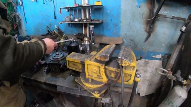 Ремонт гидравлики. Ремонт насоса Bosch Rexroth, осмотр трубоукладчика ТГ20 производства ДСТ УРАЛ смотреть онлайн