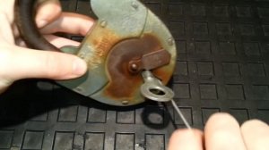 Как сделать отмычку, как открыть амбарный замок, вскрытие сувальдного замка.