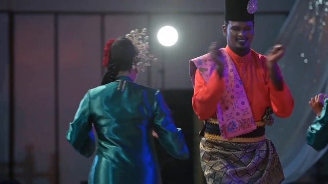 Joget Kain Batik Perlis (Kain Batik Dance) смотреть онлайн