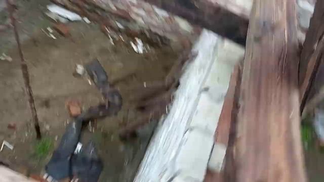 как закрепить страпела(брус ) под крышу (720p).mp4