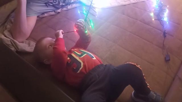 Коля беседует с папой. Коле 1 год и 11 месяцев смотреть онлайн