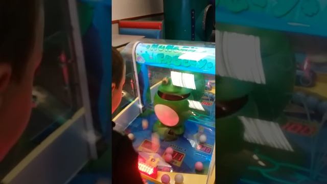 noah playing the hungry frog game Chuck-E-Cheese смотреть онлайн