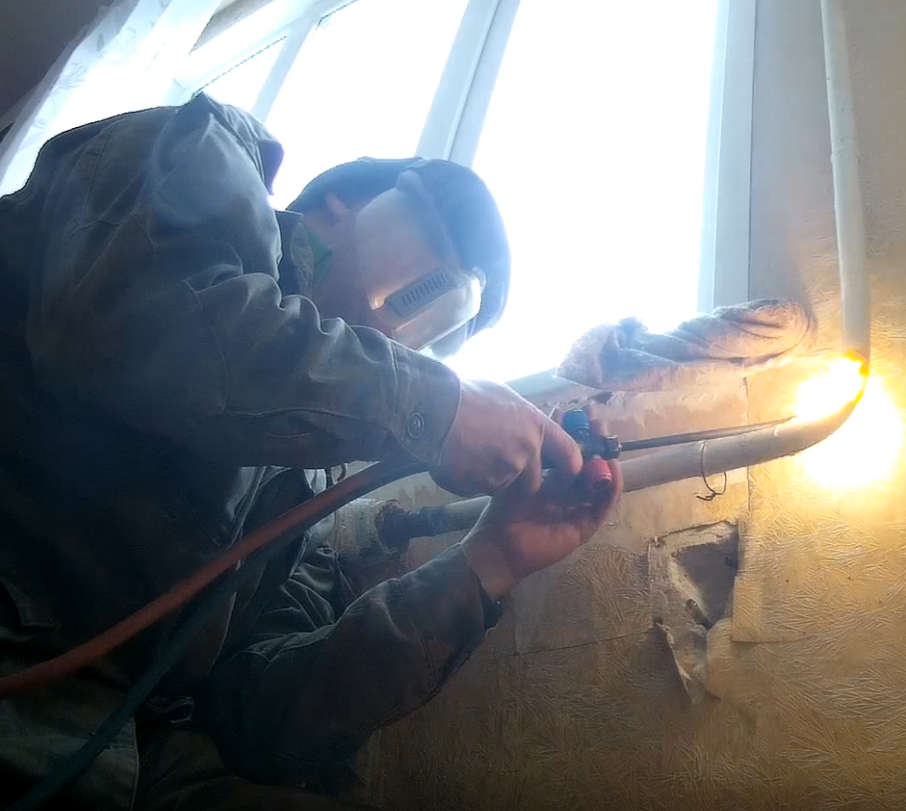 Газосварка ЖКХ. Замена отвода на стояке отопления Gas welding housing and communal services смотреть онлайн