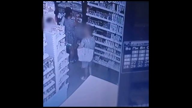 Кража из магазина косметики в Саратове попала на видео смотреть онлайн