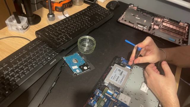 Replacing HP TPN C125 HDD with SSD смотреть онлайн