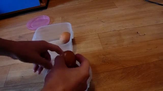 как быстро почистить яйцо? 2 способа почистить яйца смотреть онлайн
