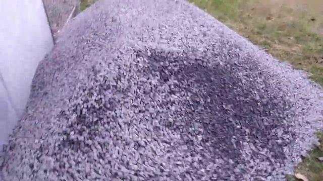 Стройка сарая продолжается.