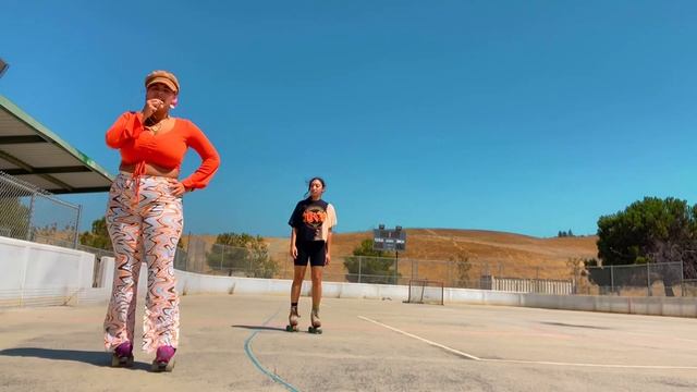 How to do the Foxy Groove | Downtown Variation | Groovy Roller Dance | Roller Skate Dance Tutorial смотреть онлайн