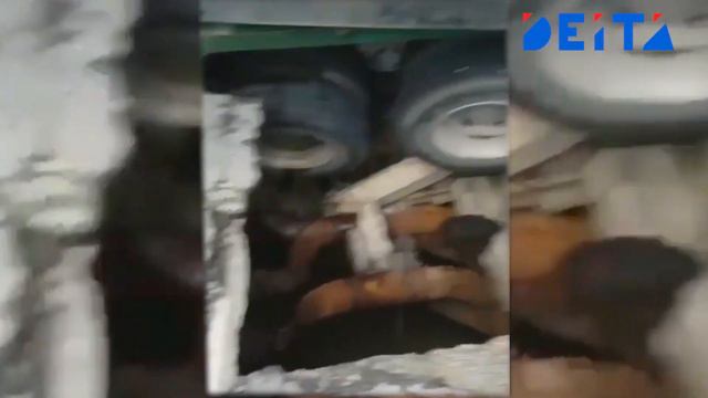DEITA.RU Во Владивостоке самосвал приехал облагородить объект, но провалился под землю смотреть онлайн