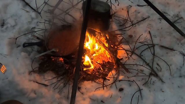 Новогодний поход в зимний лес с ночёвкой. Winter Solo Camping In Snow.