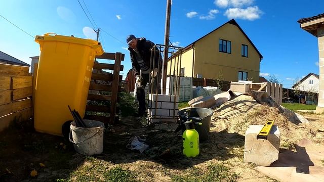 Забор своими руками! С Кирпичными столбами и Профнастилом. часть 1 смотреть онлайн